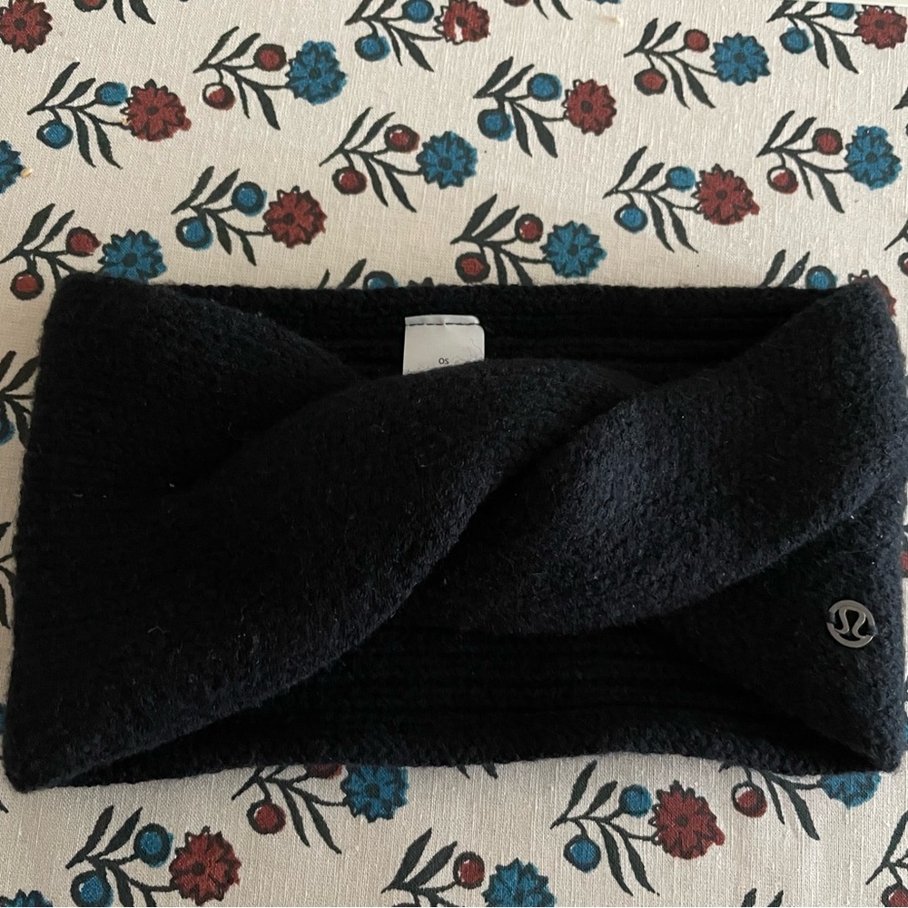 Lululemon headband. Used like new. Super comfortable.
